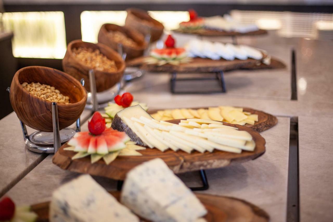 Grupotel Parc Natural & Spa Playa de Muro  Exterior photo Cheese at a buffet